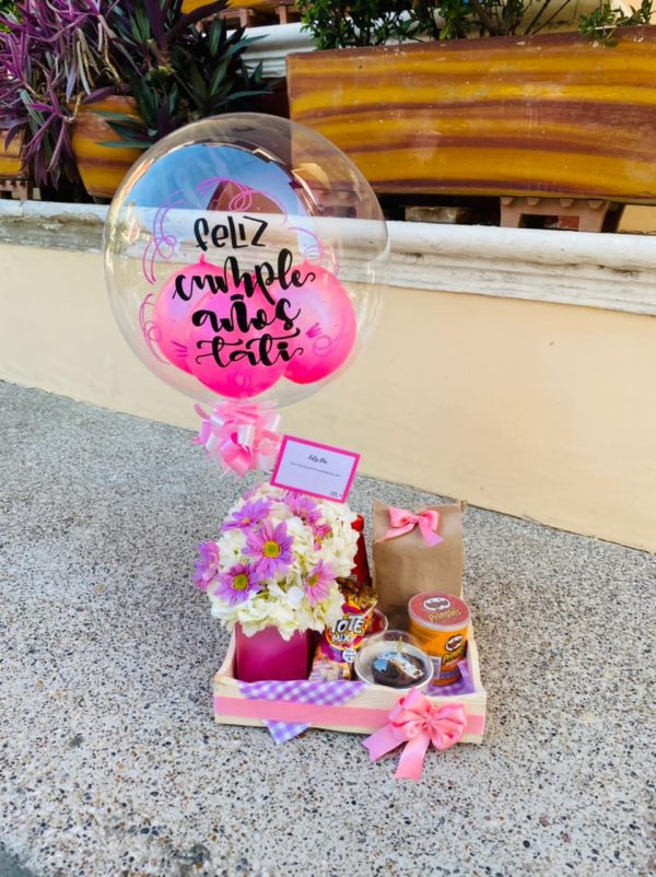 desayuno sorpresa para mujer de color rosado con flores