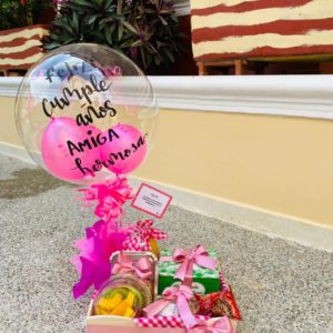 desayuno sorpresa para cumpleaños de color rosado con postre