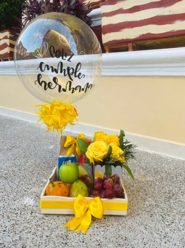 desayunos sorpresa de cumpleaños con rosas amarillas y frutas