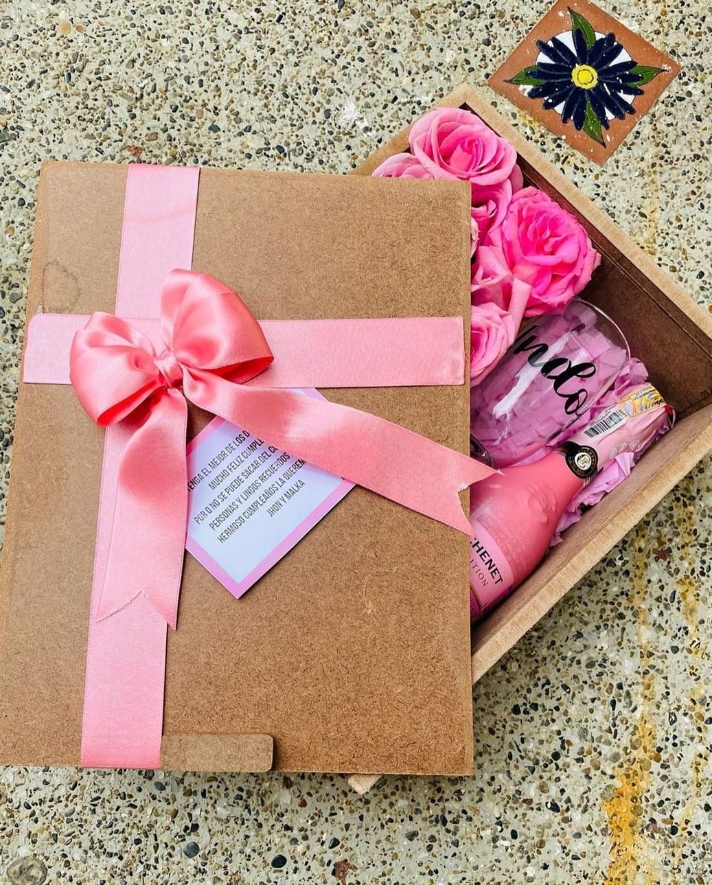 Niña feliz del cumpleaños con la caja de regalo en el hermoso