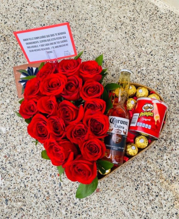 Corazón de rosas con ferreros y cerveza