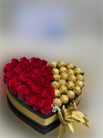 Arreglo de corazon con rosas y rocher M - Floristería Medellín